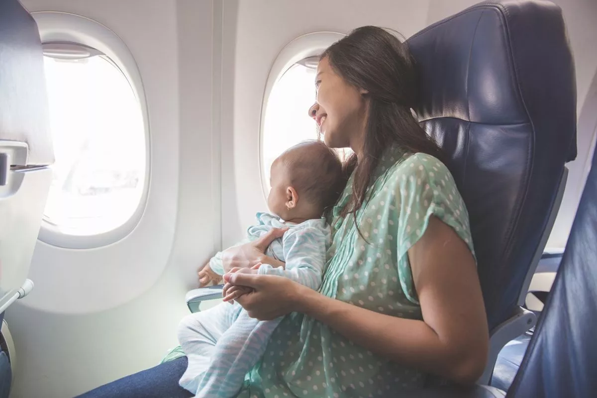 Tips Memilih Waktu Terbaik Naik Pesawat Bersama Anak Agar Minim Jet Lag