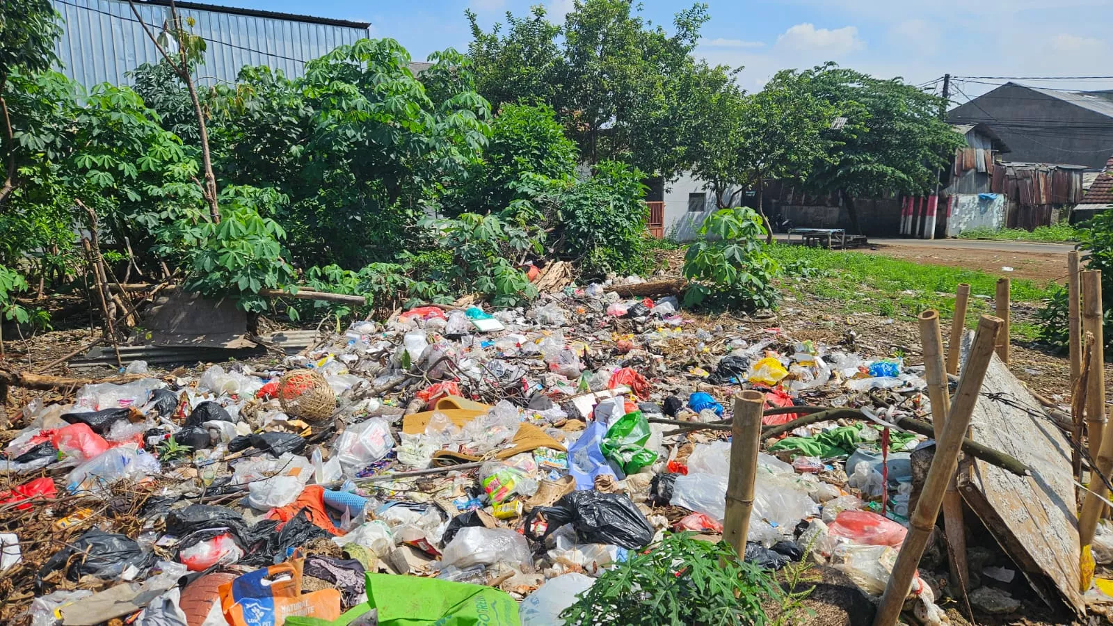 Desakan Warga Lopang Cilik: Tertibkan Bangunan Liar dan Kelola Sampah