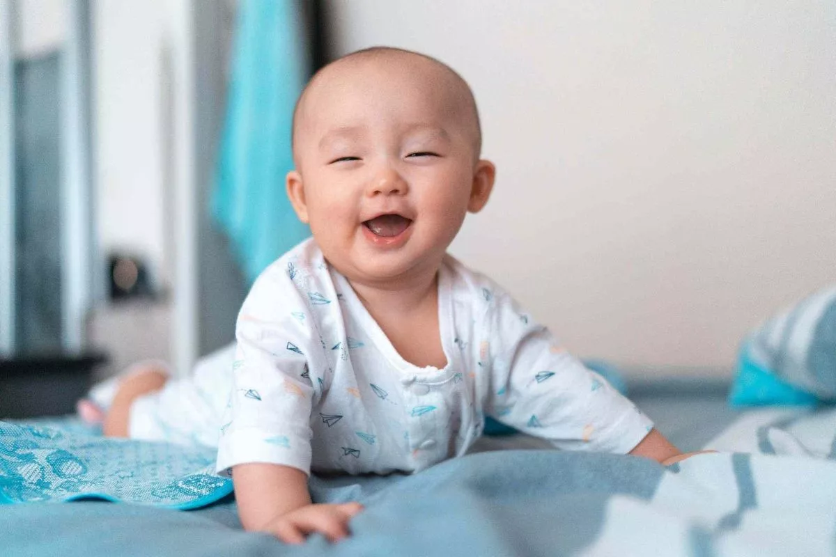 Penjelasan Dokter Mengenai Kebiasaan Menyesendawakan Bayi Usai Menyusu