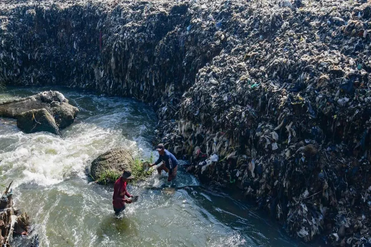 Penyebab Banjir Sawangan Cipayung Akibat Sampah Longsor ke Kali