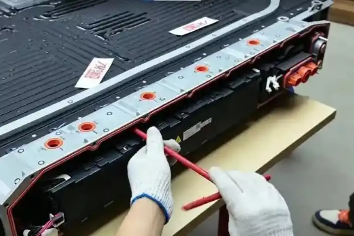 Bongkar Ekstrem Baterai BYD, Tahan Gergaji dan Palu Berjam-jam
