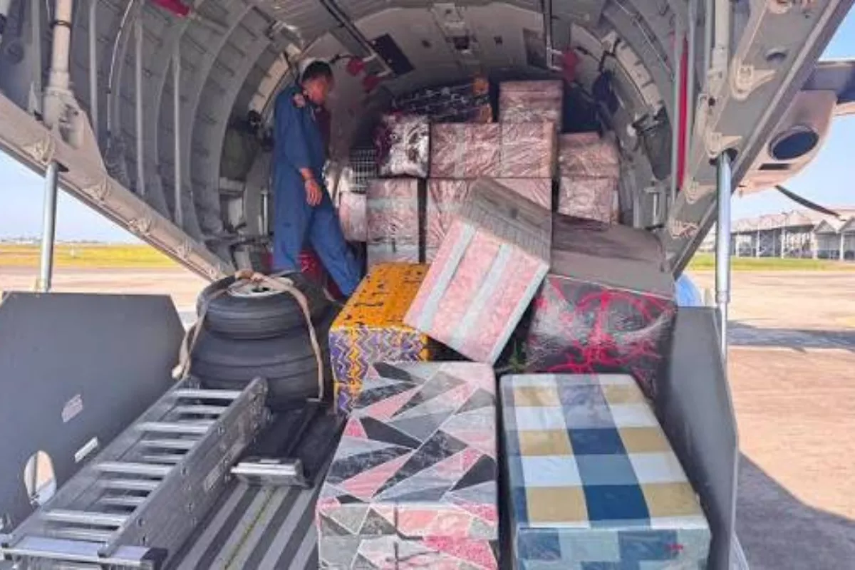 Polri Salurkan Bantuan Logistik Gempa NTT Lewat Jalur Udara