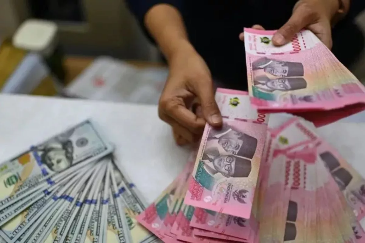 Rupiah Diramal Melemah Akibat Tensi Geopolitik Timur Tengah
