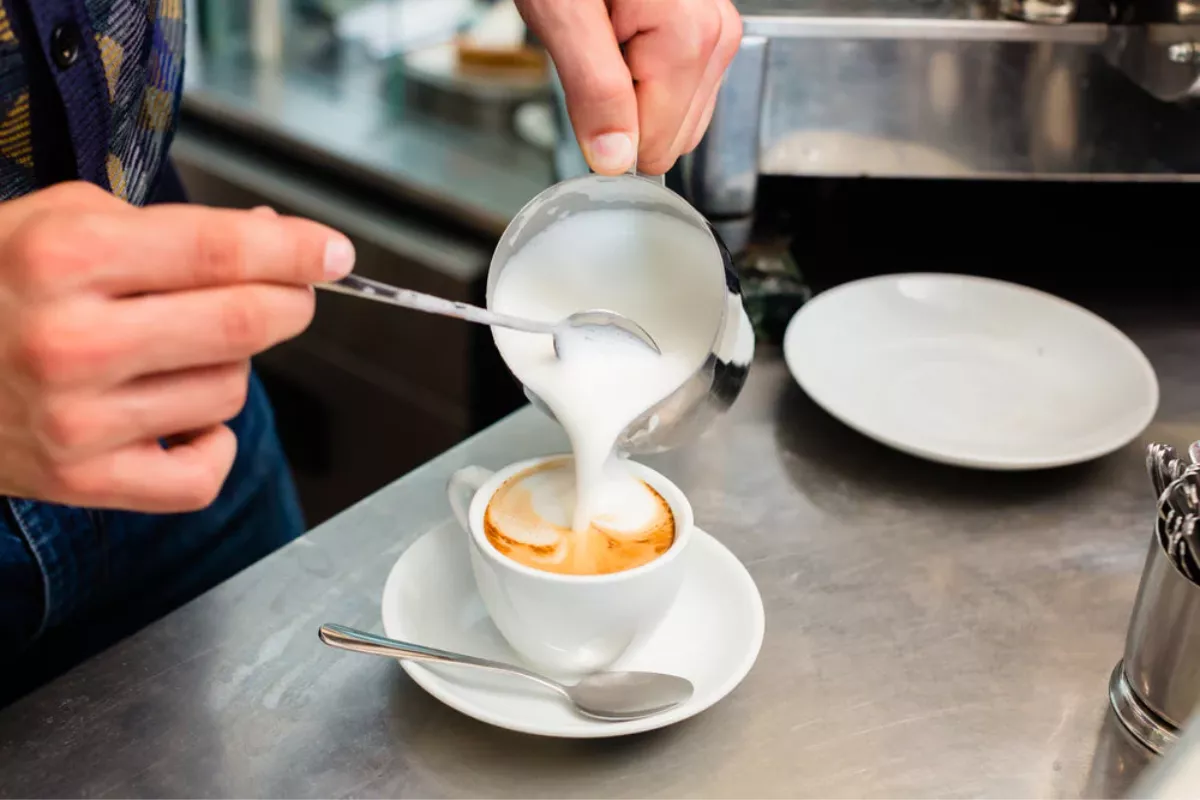 Seni Frothing Susu Rumahan: Panduan Barista di Dapur Anda