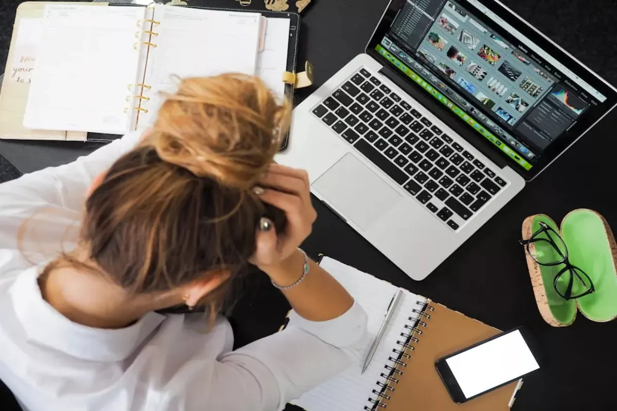 Mengenali Ciri-ciri Burnout Kuliah vs Stres Kerja yang Sering Muncul