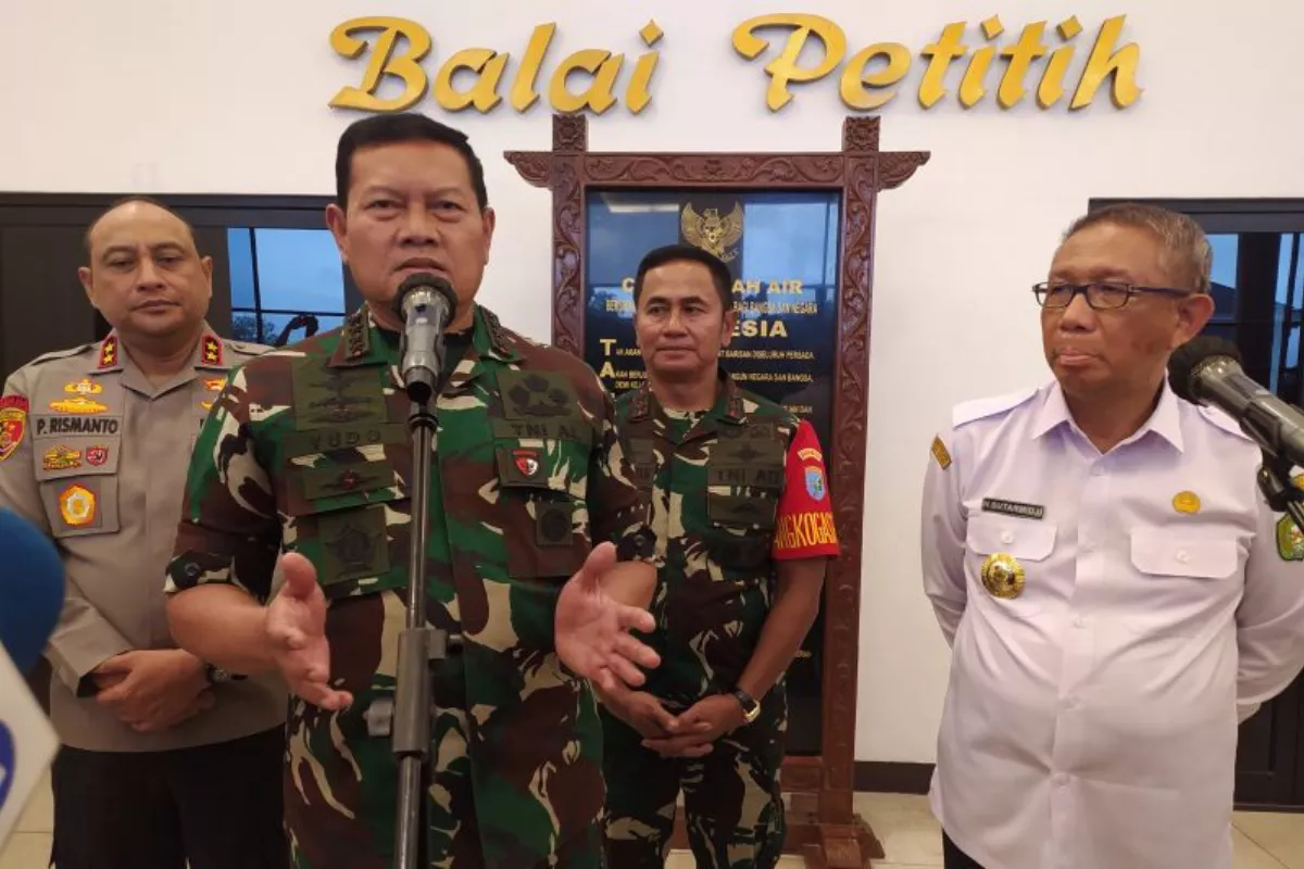 Panglima TNI dan Kapolri Dampingi Presiden Tangani Karhutla Kalbar