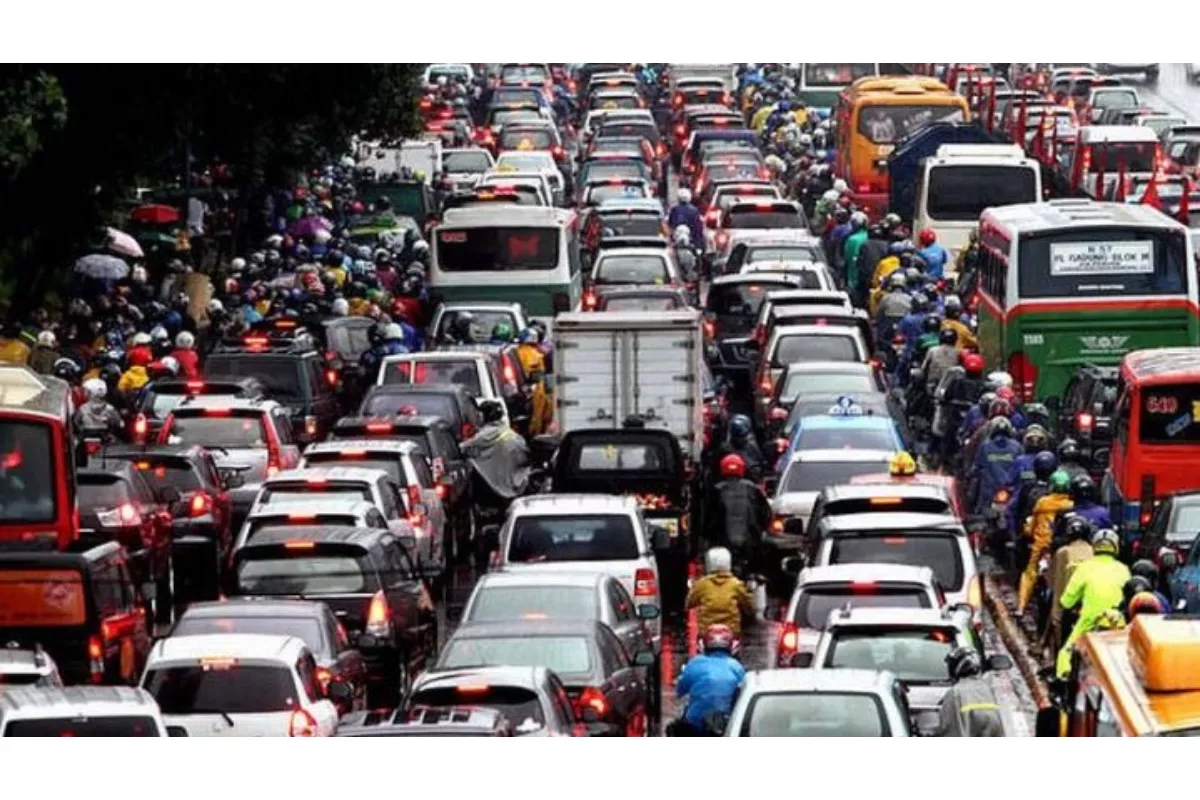 10 Cara Sederhana Menghemat BBM Mobil Saat Terjebak Macet