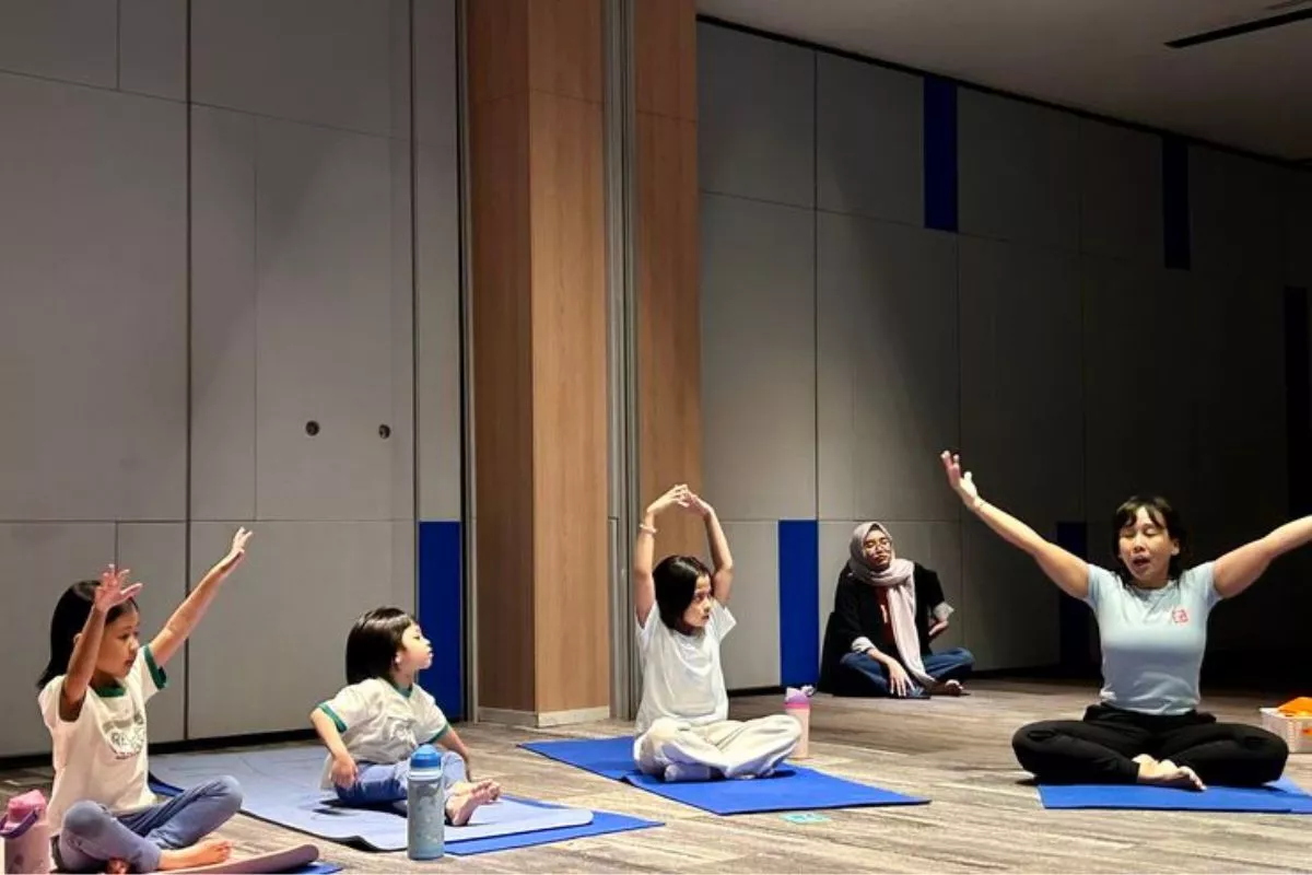 Bukan Sekadar Olahraga, Yoga Bareng Anak Efektif Pererat Hubungan