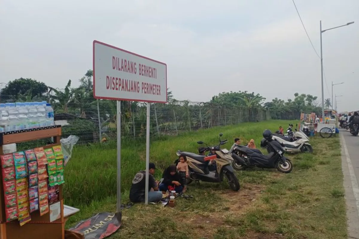 Mengabaikan Larangan, Perimeter Utara Soetta Jadi Tempat Nongkrong