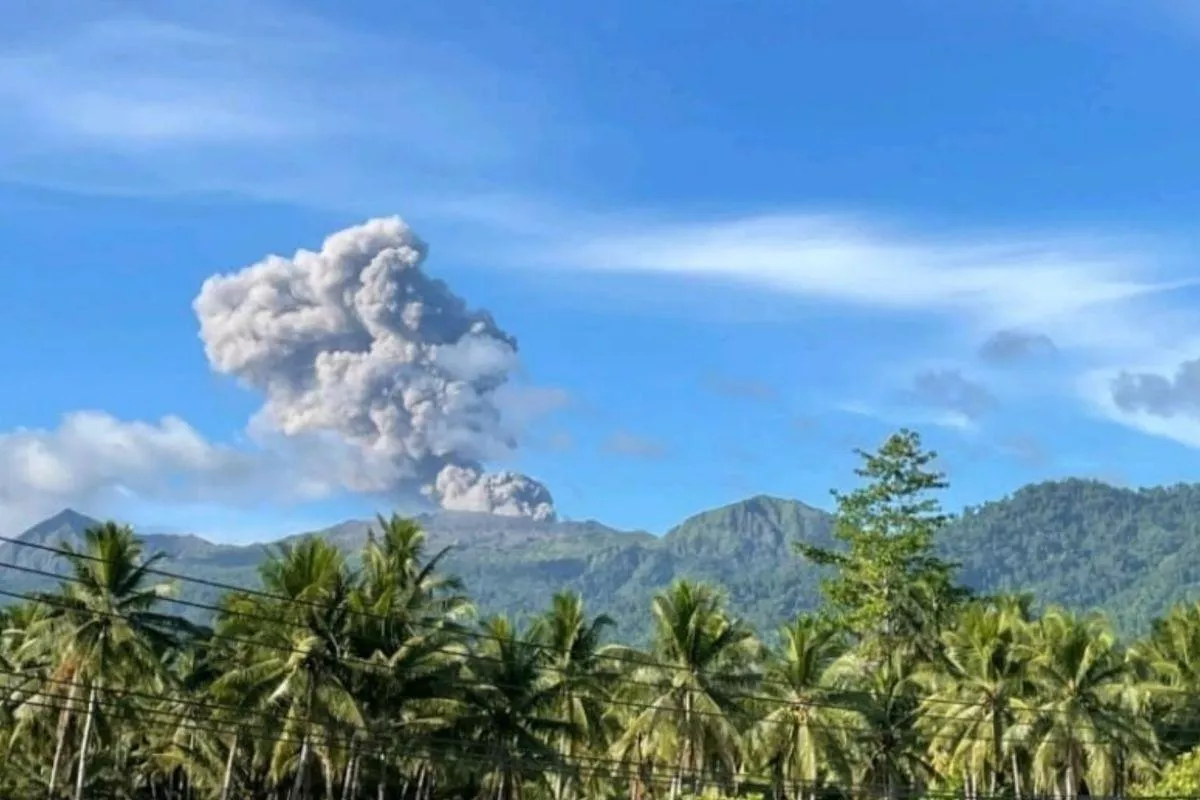 Gunung Dukono Meletus Hembuskan Abu Vulkanik Setinggi 1,4 Kilometer