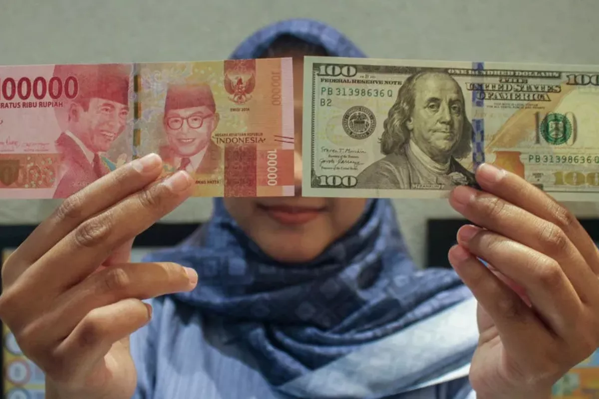 Rupiah Melemah Sendirian di Asia Terhadap Dolar AS Senin Pagi