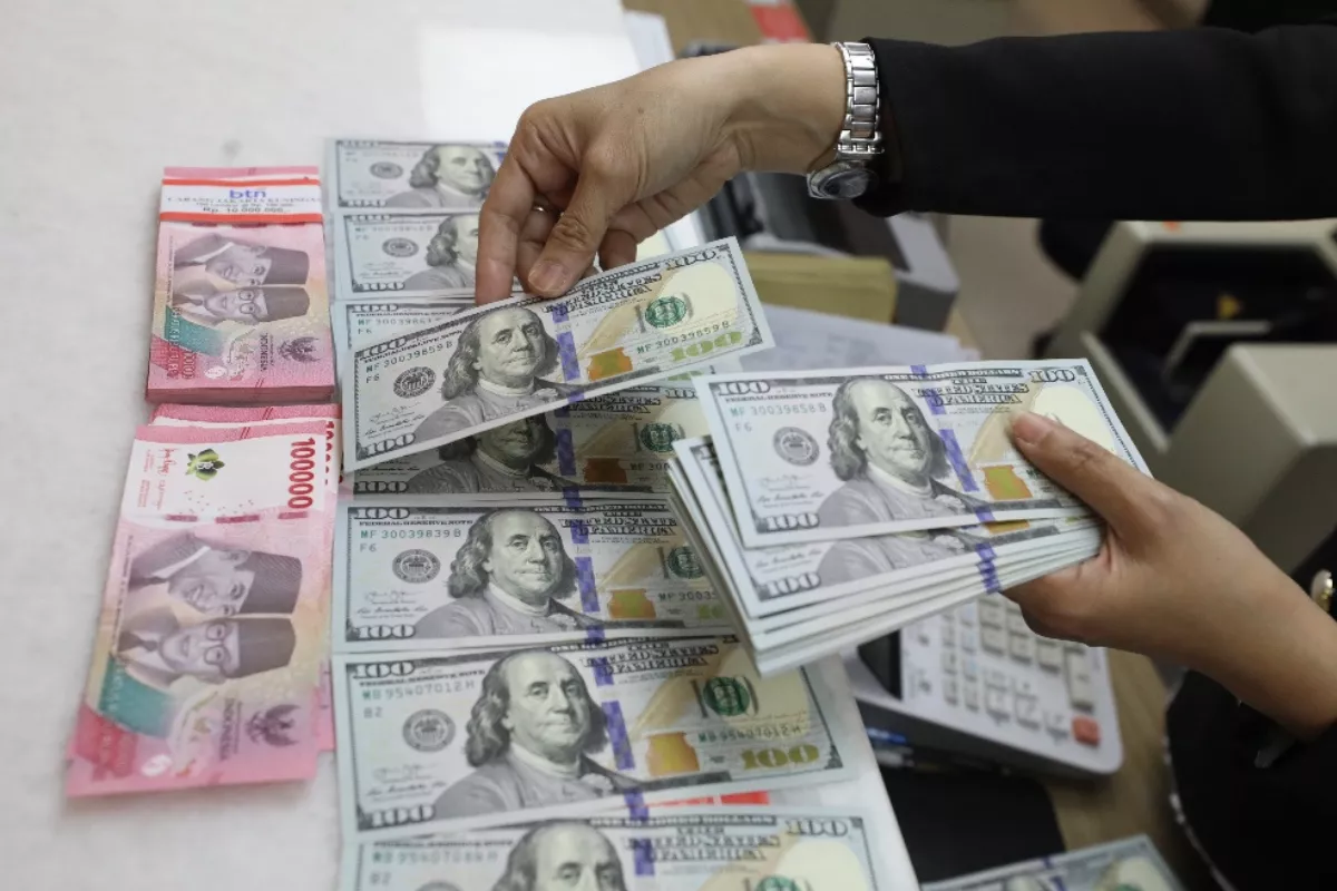 Sentimen Geopolitik Trump Tekan Rupiah hingga Level Rp17.430