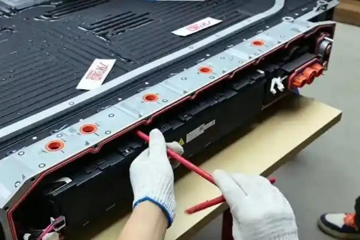 Aksi Bongkar Paksa Baterai BYD Picu Debat Soal Ketahanan