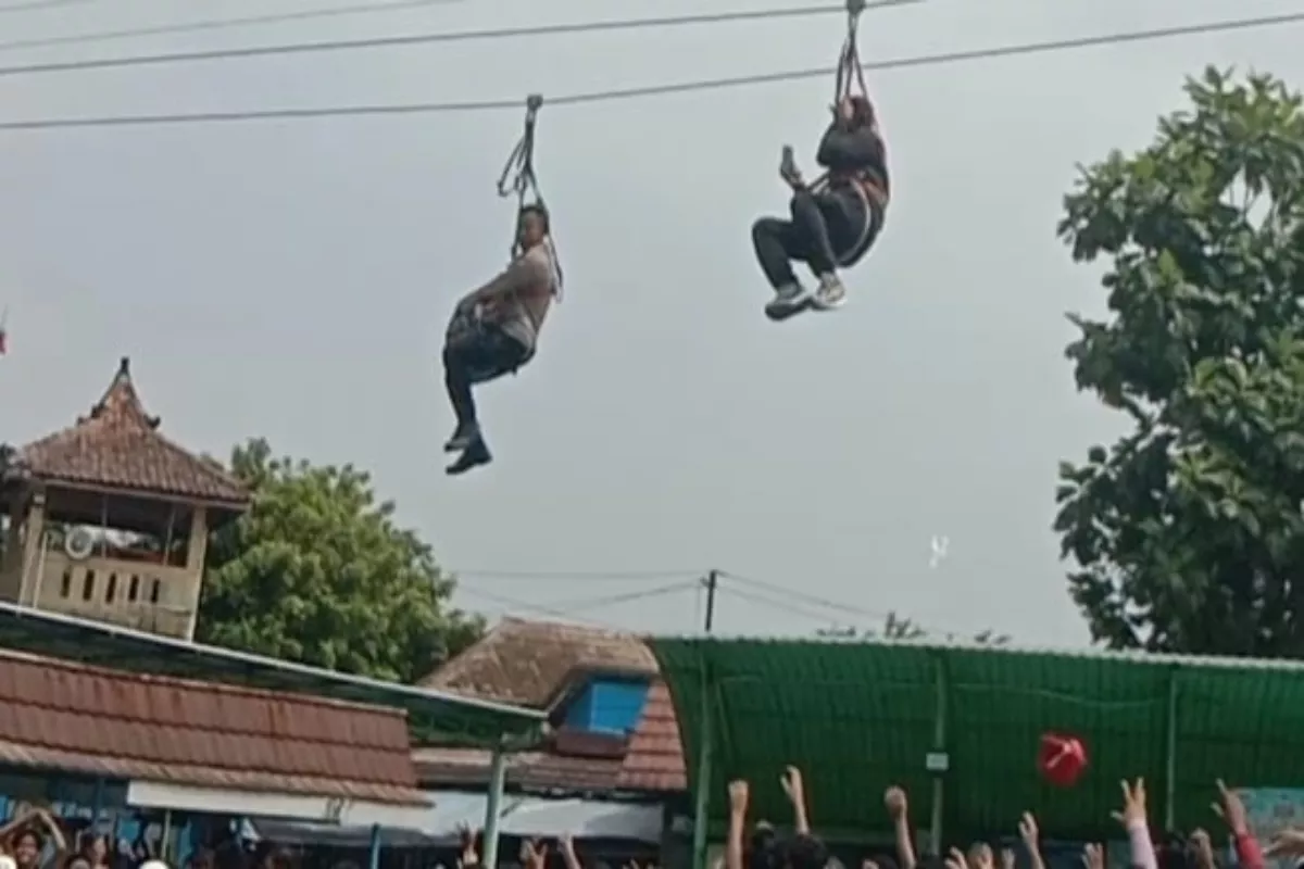 Sensasi Rebutan Hadiah Uang Tunai dari Flying Fox di Umbul Pelem Klaten