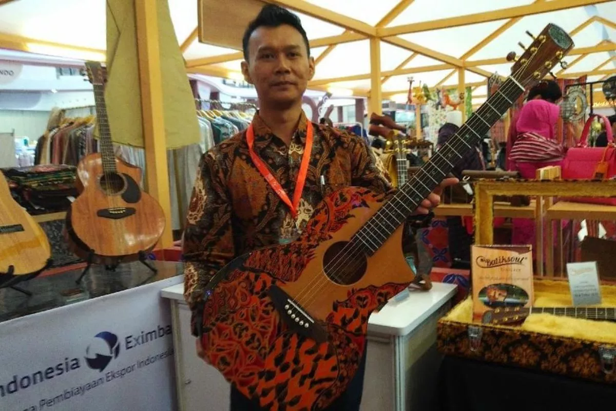 Gitar Buatan Wartono Asal Indramayu Dipakai Musisi Ternama