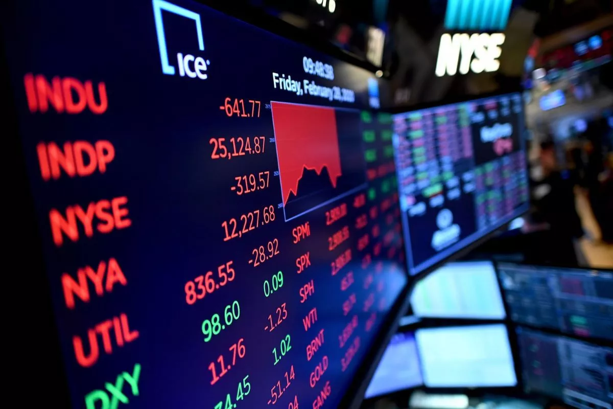 The Fed Beri Sinyal Naikkan Suku Bunga, Wall Street Ditutup Melemah