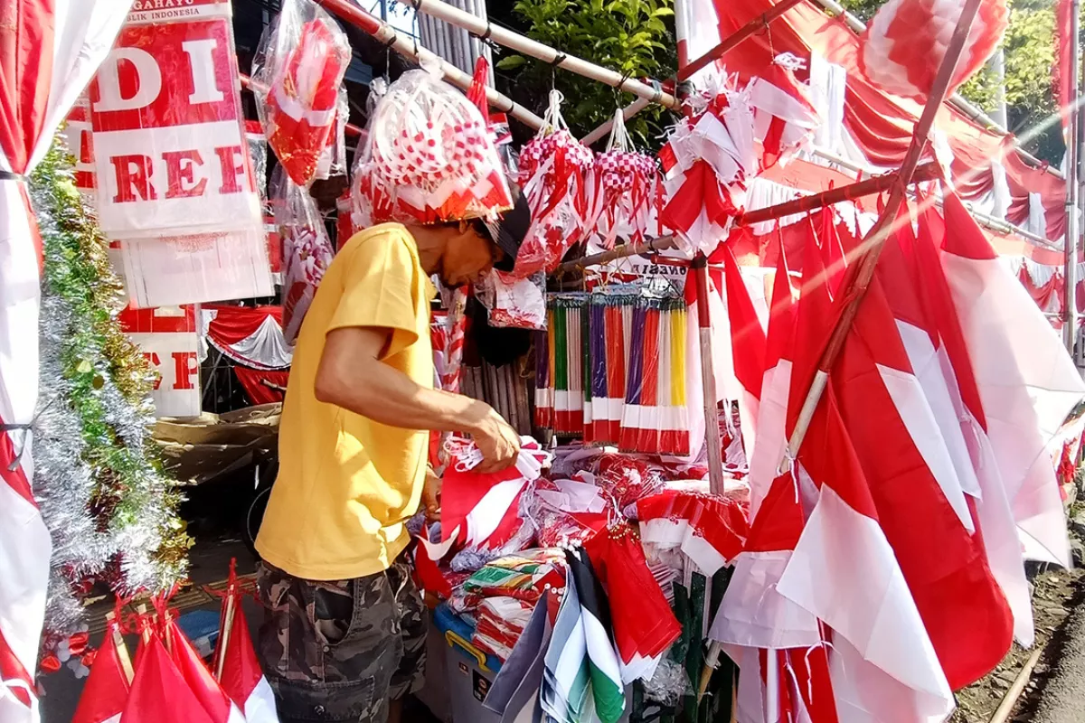 Pedagang Bendera Musiman Marak Buka Lapak Di Wilayah Jakarta Hari Ini