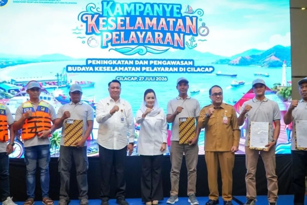 Kemenhub Bagikan 1.690 Life Jacket bagi Nelayan Cilacap