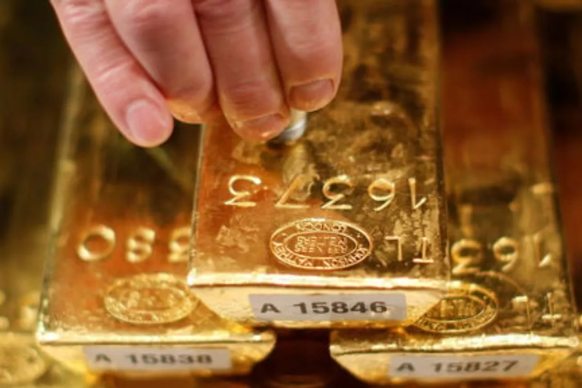 Dolar Melemah dan Bunga The Fed Tetap, Komoditas Emas Mampu Naik 1,9%!