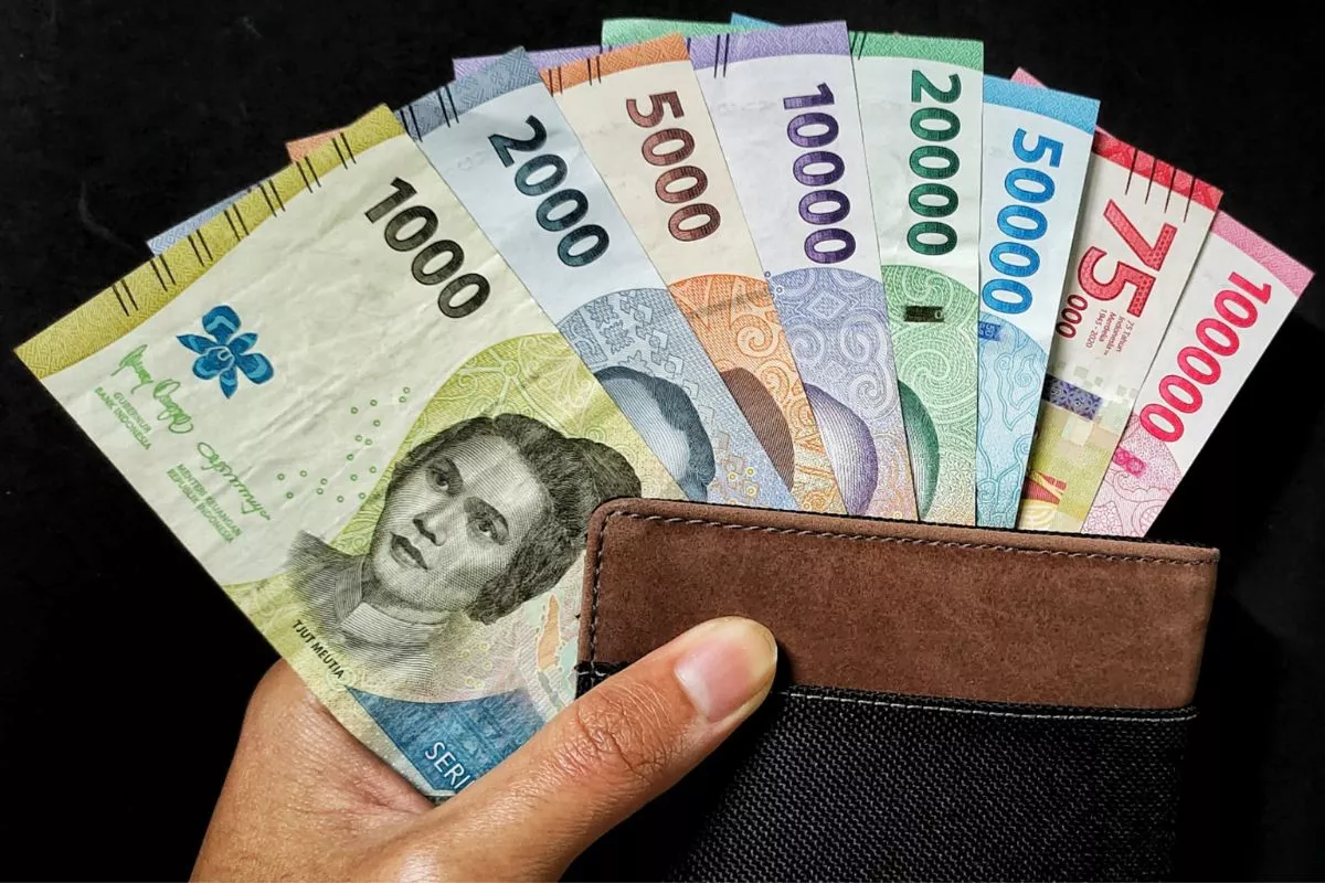 Rupiah Hari Ini Melemah ke Rp18.090 per Dolar AS dan IHSG Turun