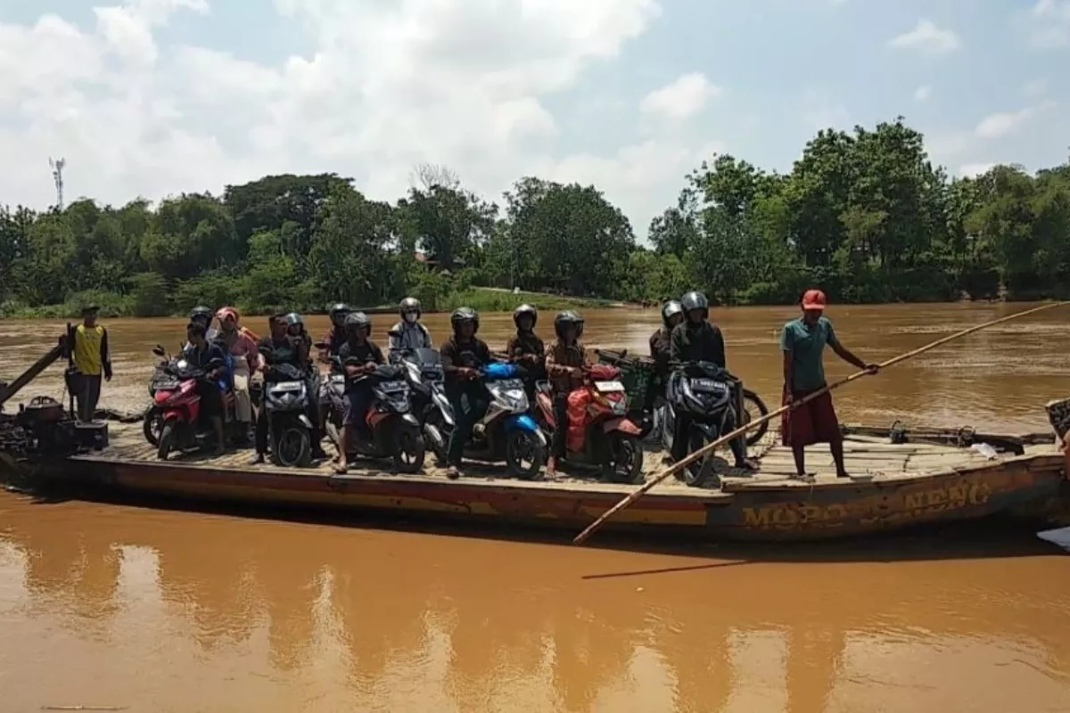 Akses Jembatan Kaliombo Ditutup, Jasa Perahu Tambang Laris