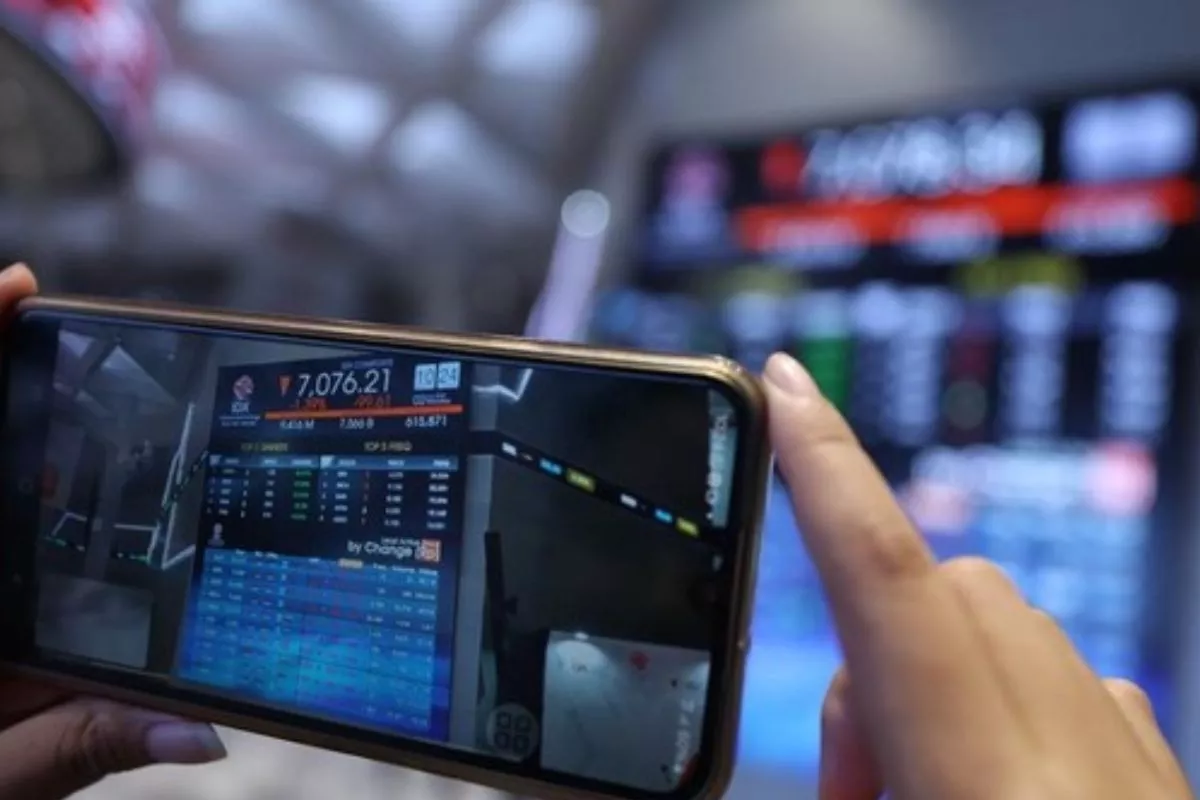 Ragam Respons Pasar: IHSG Koreksi, Rupiah Naik Tipis