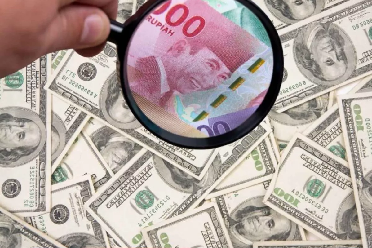 Rupiah Melemah Jelang Pembukaan Transaksi Dolar di Bank Mandiri