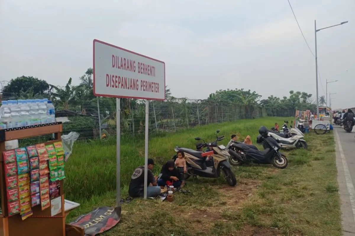 Menikmati Sensasi Lesehan Memandang Pesawat di Perimeter Utara Soetta