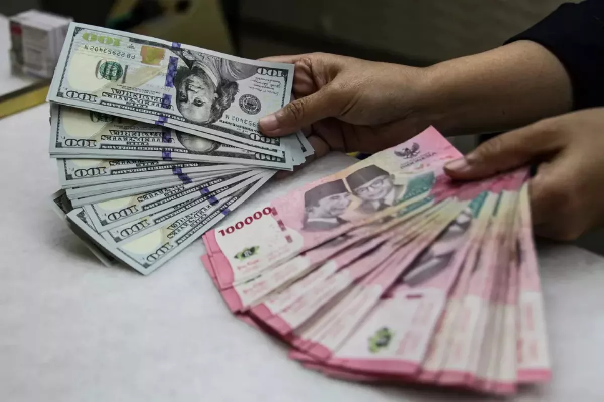Rupiah Melemah ke Rp17.984 di Bank Mandiri, IHSG Turun 1,23 Persen