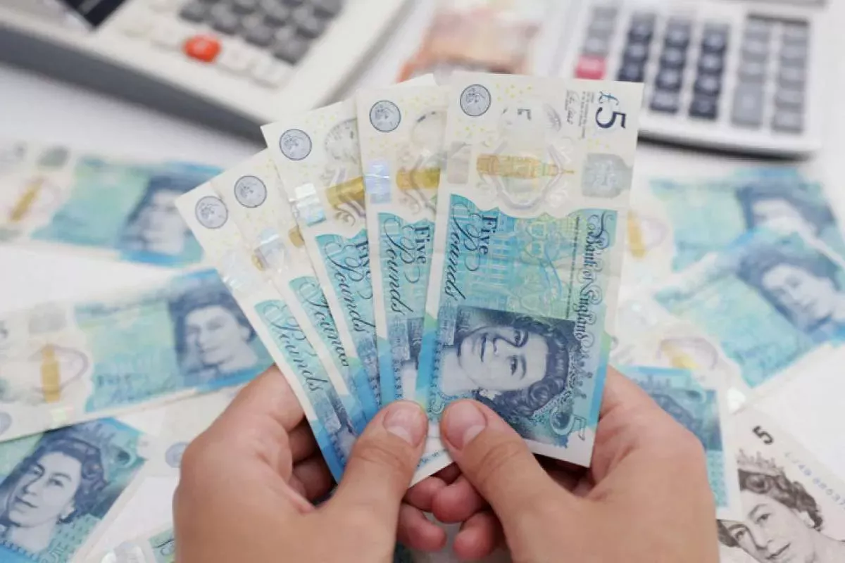 Poundsterling Unggul Awal Pekan meski BoE Tampil Cenderung Dovish