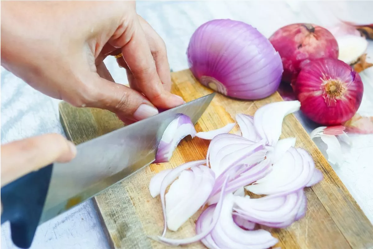 Kenapa Potong Bawang Bikin Menangis? Simak Penyebab dan Tipsnya