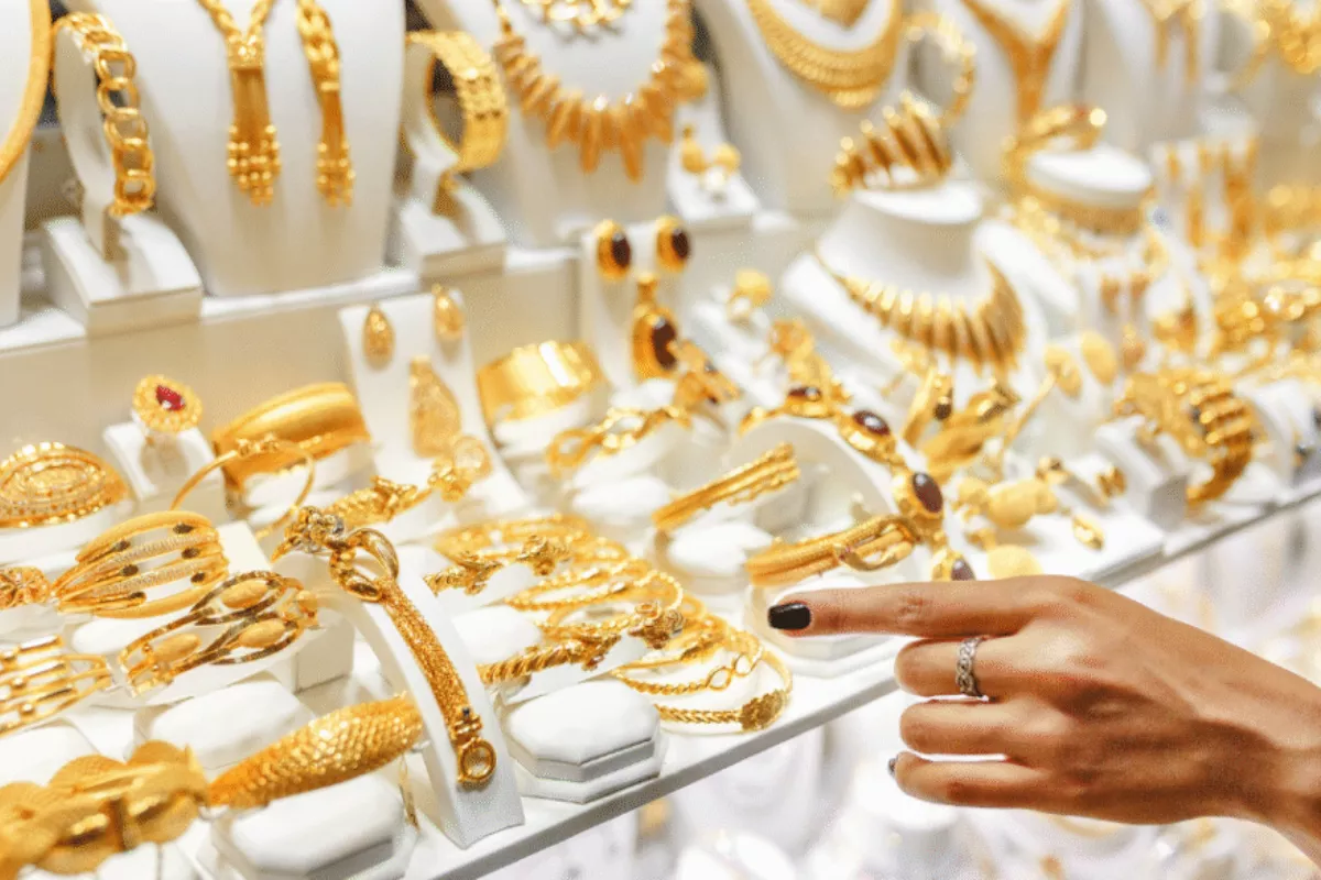 Lonjakan Tajam Harga Emas Perhiasan 22 dan 24 Karat Hari Ini
