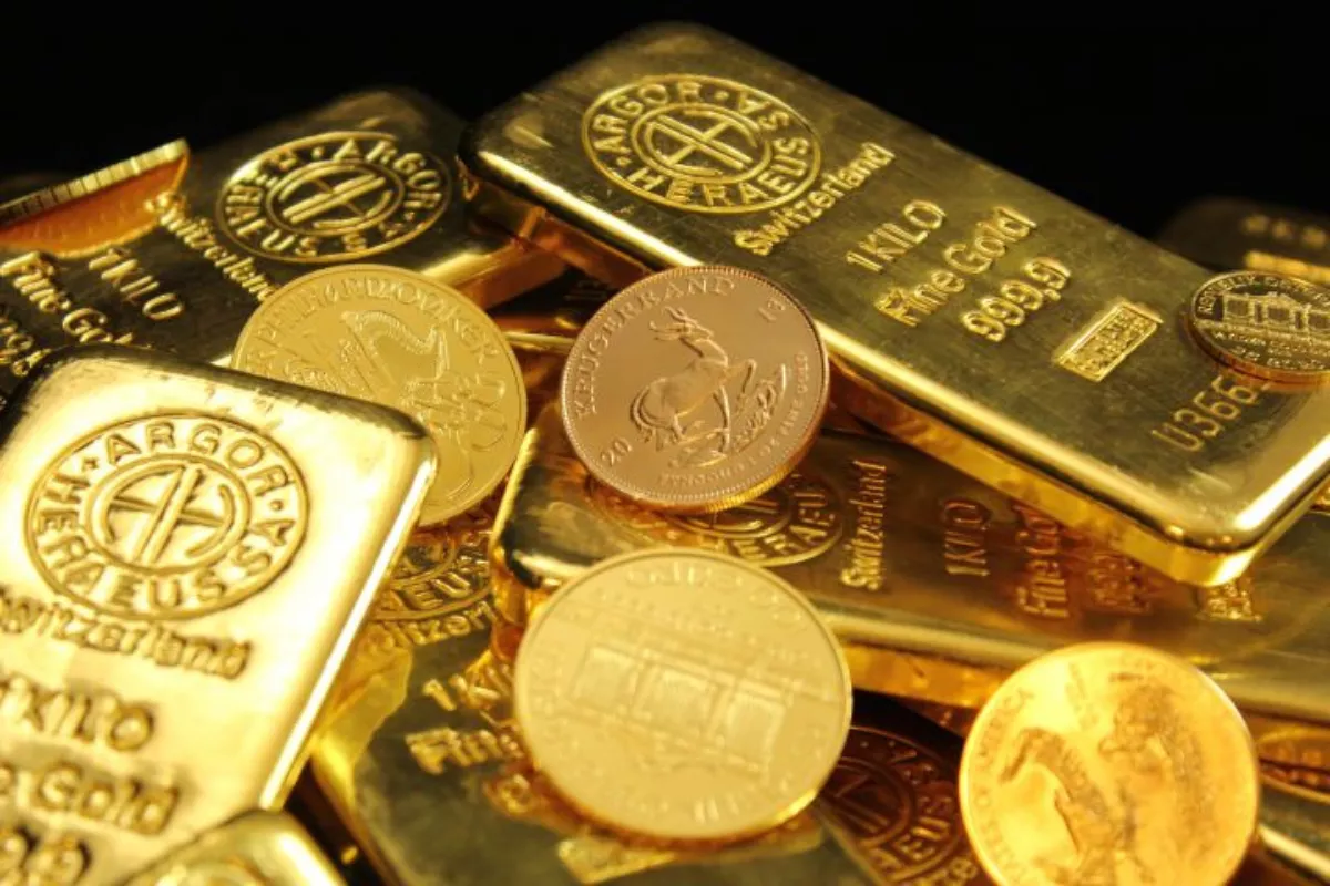 Harga Emas Global Stabil Saat Minyak dan Dolar AS Kompak Turun