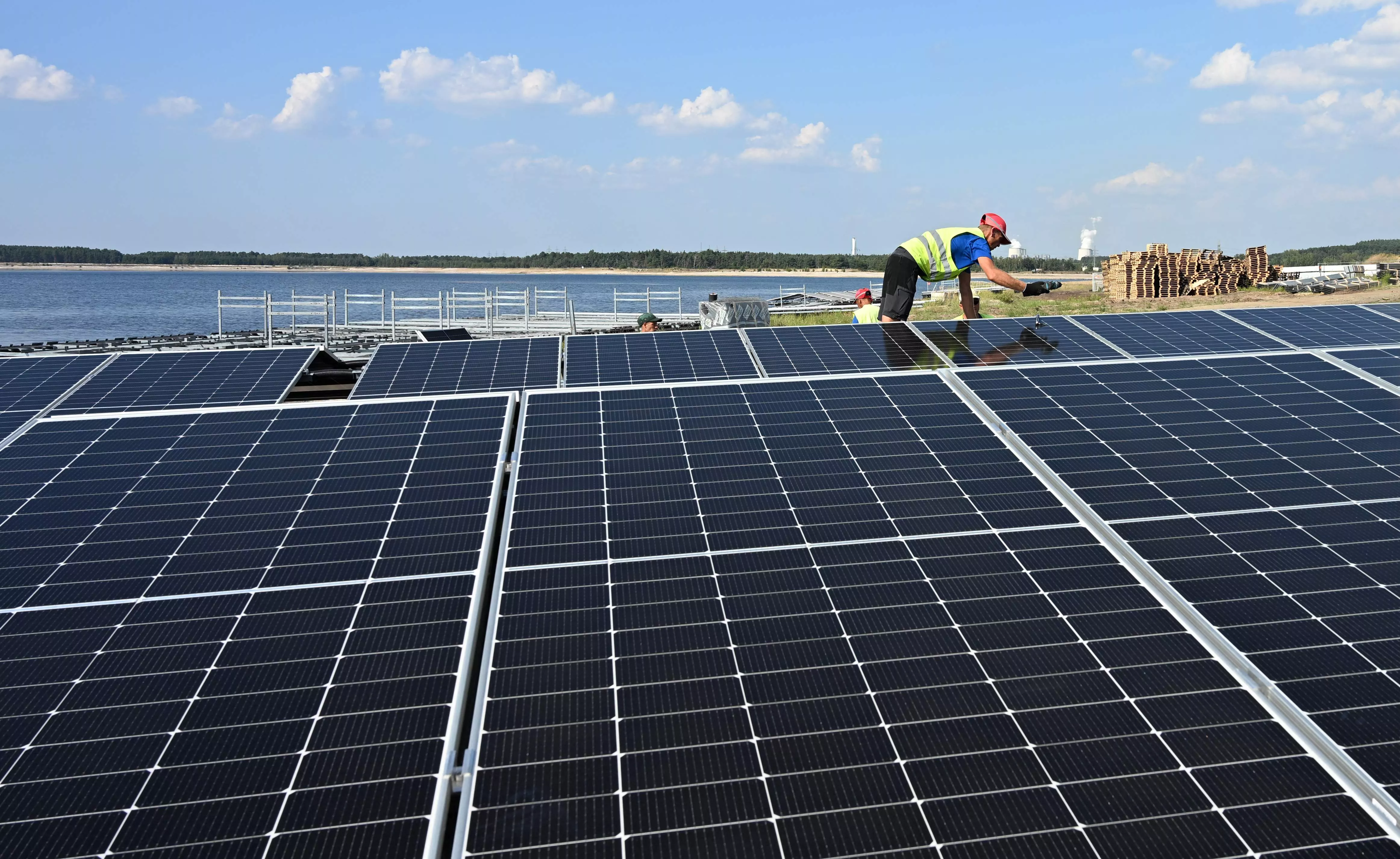 Target 100 GW: Akselerasi PLTS Atap Masif & Skema Power Wheeling