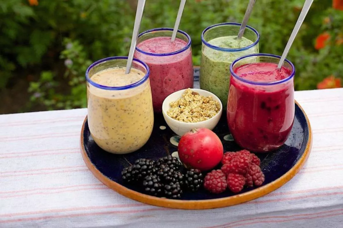 5 Ide Kombinasi Smoothie Buah Segar untuk Teman Kerja di Rumah