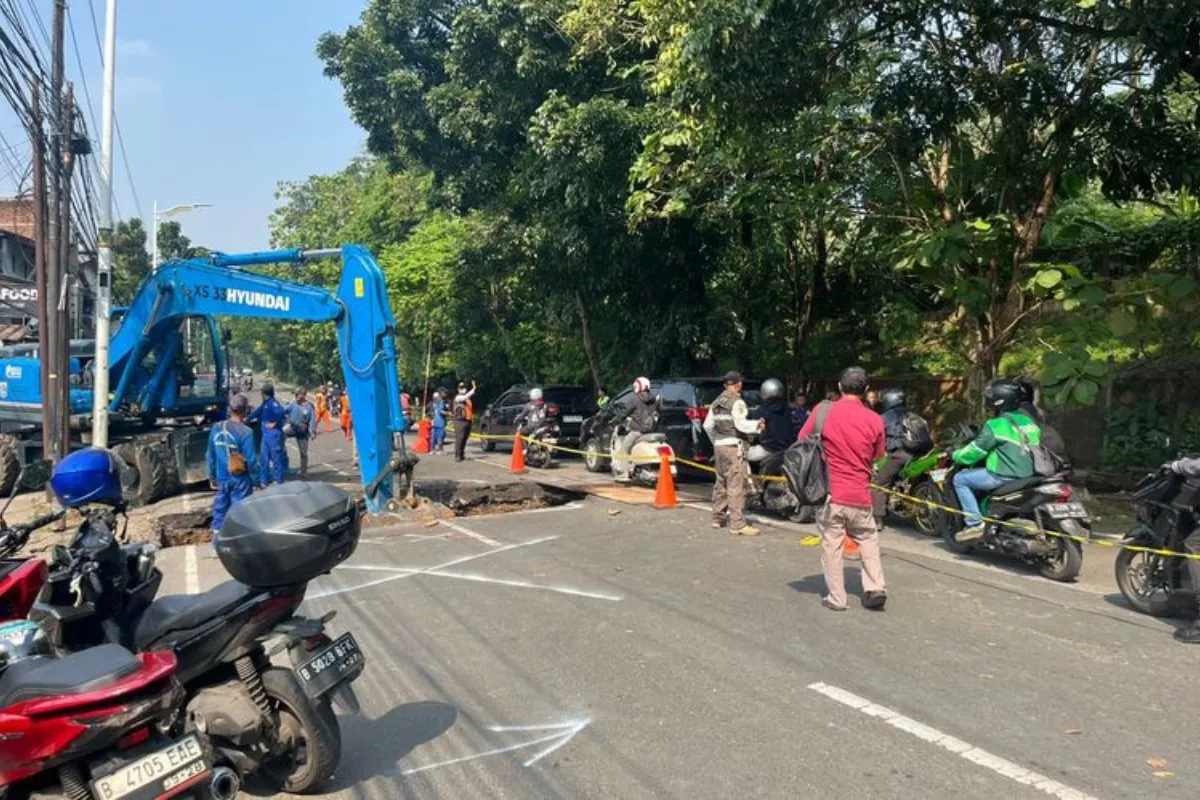 Jalan Ambles di Lenteng Agung, Arus Lalu Lintas ke Depok Macet Parah