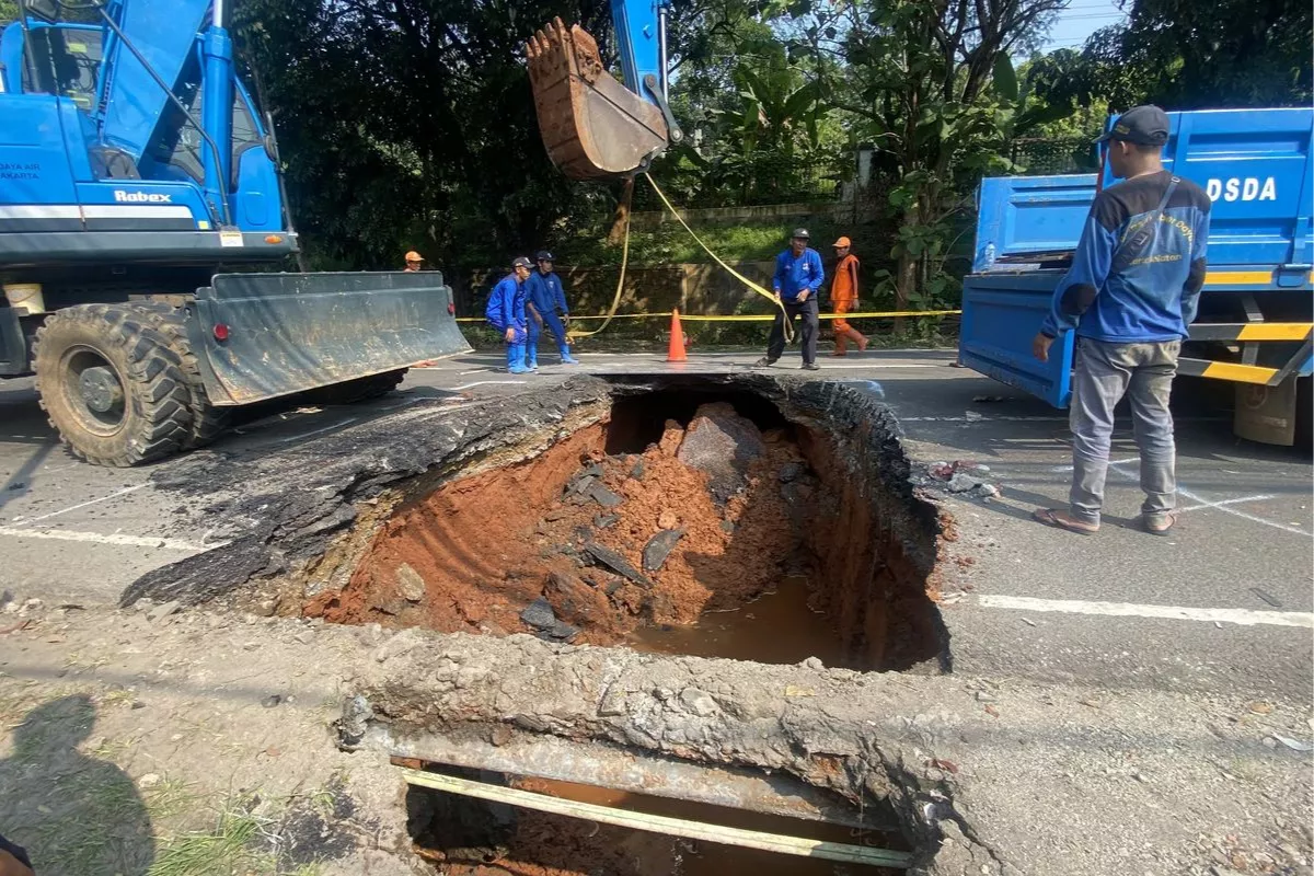 Jalan Ambles di Lenteng Agung, Lalu Lintas Arah Depok Macet Parah