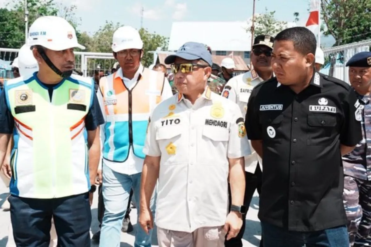 Mendagri Tito Tinjau Pelabuhan Laurentius Say Pasca-Gempa NTT
