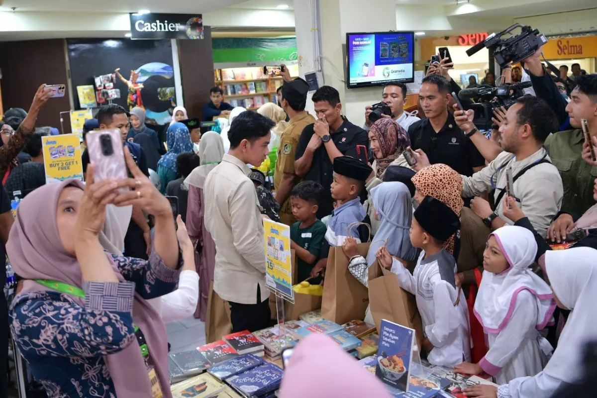 Wapres Gibran Ajak Anak Yatim di Gorontalo Belanja Perlengkapan Sekolah