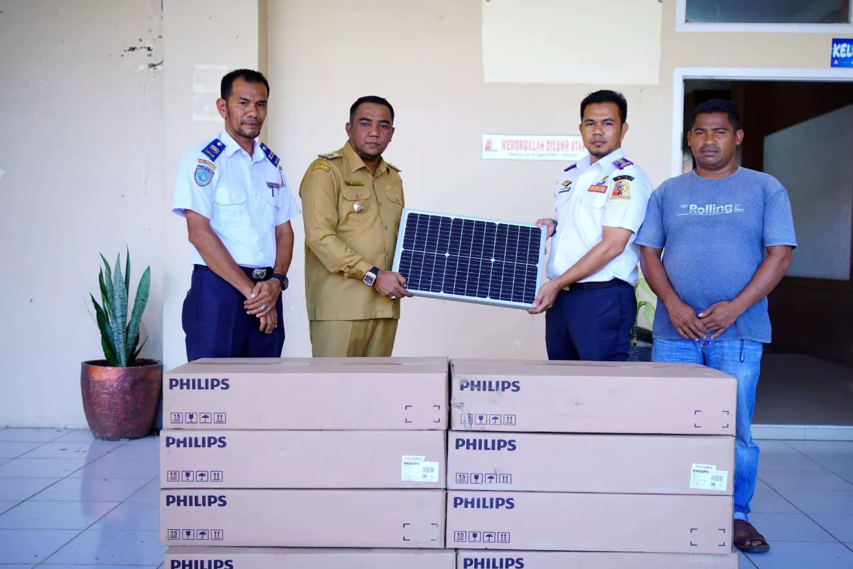 Desa Prawoto Terima Hibah 20 Unit Lampu Tenaga Surya dari Perusahaan