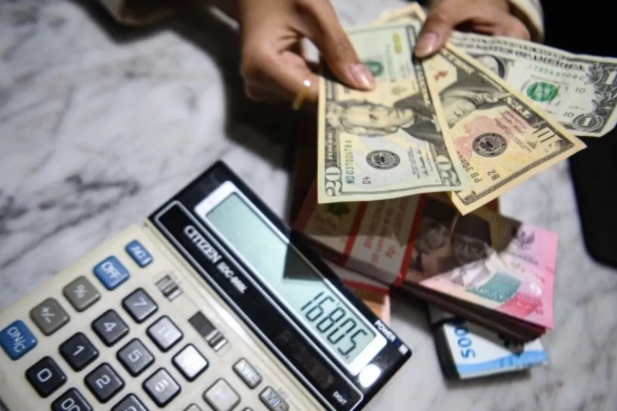 Nilai Tukar Rupiah Hari Ini Diprediksi Melemah ke Level 17.750
