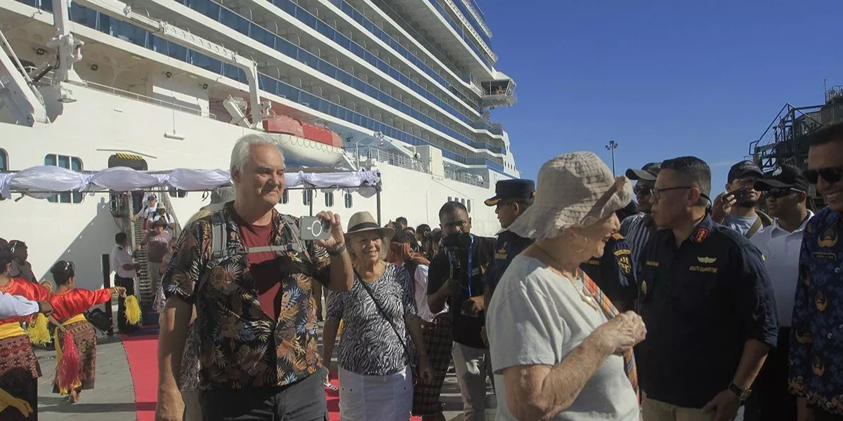 400 Wisman Penumpang Kapal Kunjungi Destinasi Wisata di Kupang NTT