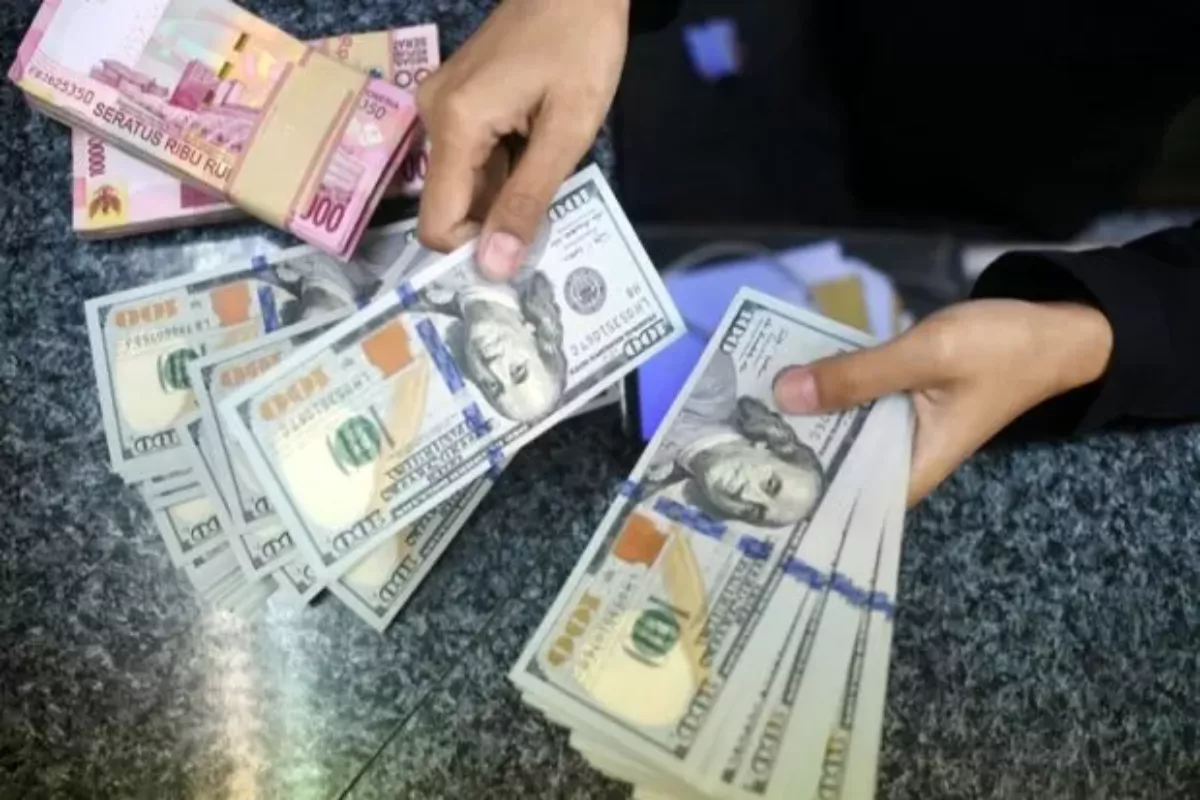 Proyeksi Kurs Mei Rupiah Masih Terbayang Rekor Rp17.346 per Dolar AS