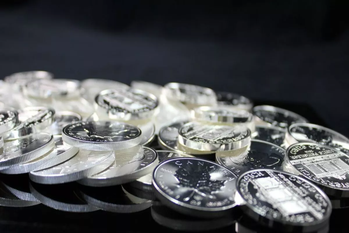 Nilai Investasi Perak Merosot Tajam Akibat Tekanan Pasar Global
