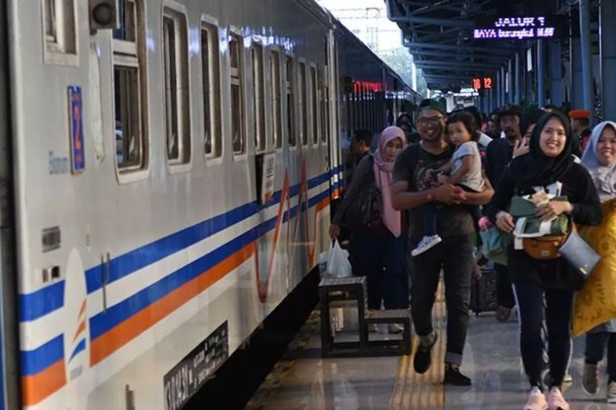 KAI Beri Diskon Tiket Kereta Persen dan KRL Rp8 Sambut HUT ke-81 RI
