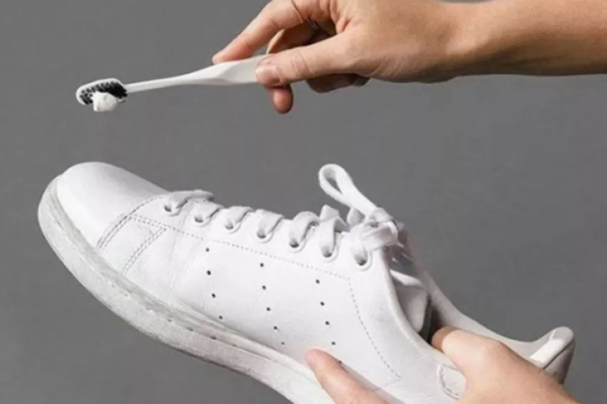 Cara Membersihkan Sepatu Putih Agar Tidak Menguning dan Tetap Awet