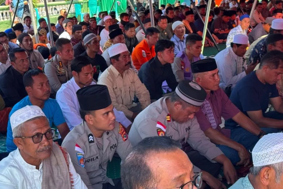 Wapres Gibran Panjatkan Doa Pemulihan NTT Saat Shalat Jumat Bersama
