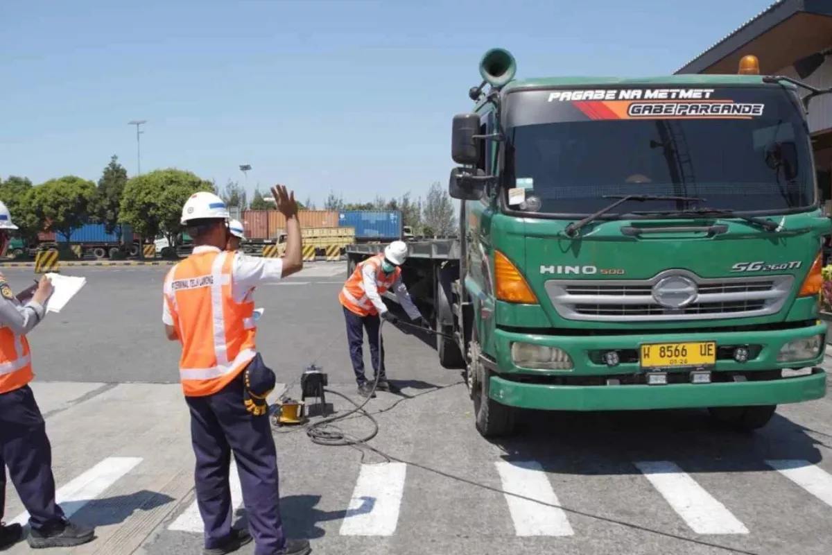 Pelindo Gelar Uji Emisi Gas Buang 100 Truk Peti Kemas di TTL dan TPS