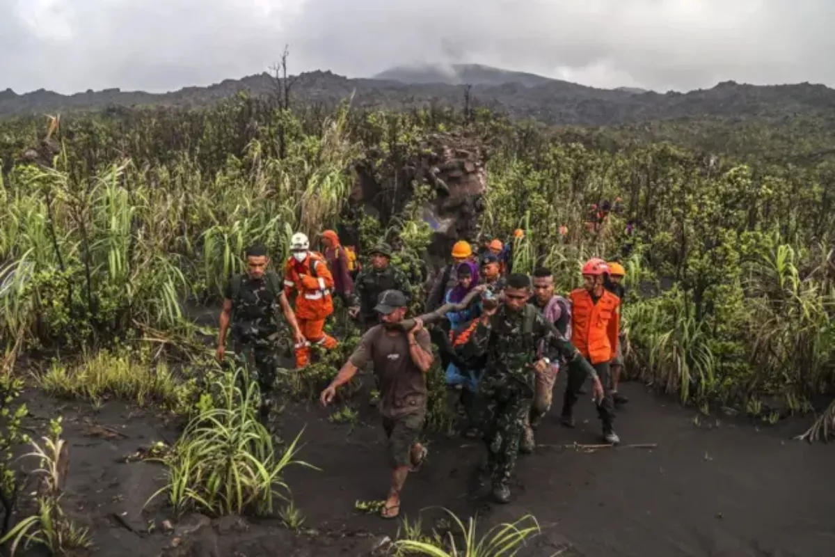 Tragedi Gunung Dukono: Kesaksian Pemandu yang Terpukul Akibat Erupsi