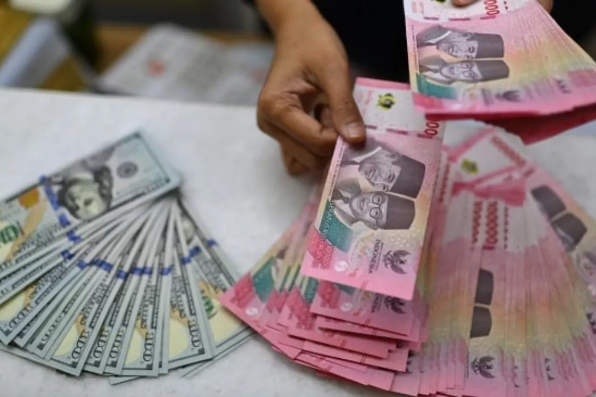 Nilai Tukar Rupiah dan SBN Anjlok Akibat Ketidakpastian Kebijakan RI